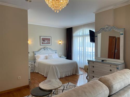 HABITACIÓN CON SALÓN Y VISTAS AL MAR: 2PAX